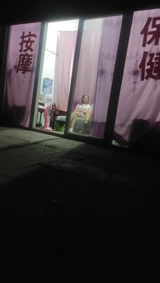 夜晚扫街小发廊内 JK少妇口角调情极品白臀 骚逼水多刺激